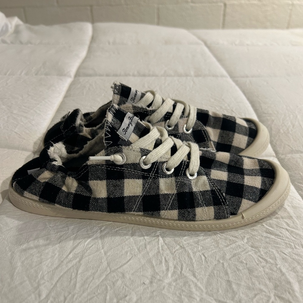 Tommy Bahama women’s size 8.5 black and white shoes.